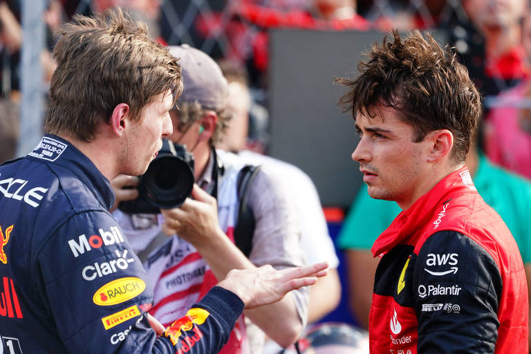 Max Verstappen e Charles Leclerc conversam durante o GP de Miami, nos EUA