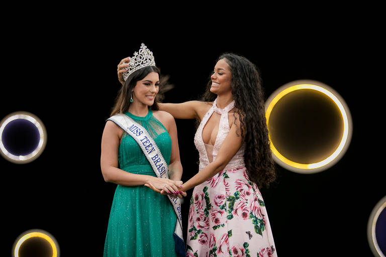 Bianca Fernandes recebe a faixa de Miss Teen Brasil 2022