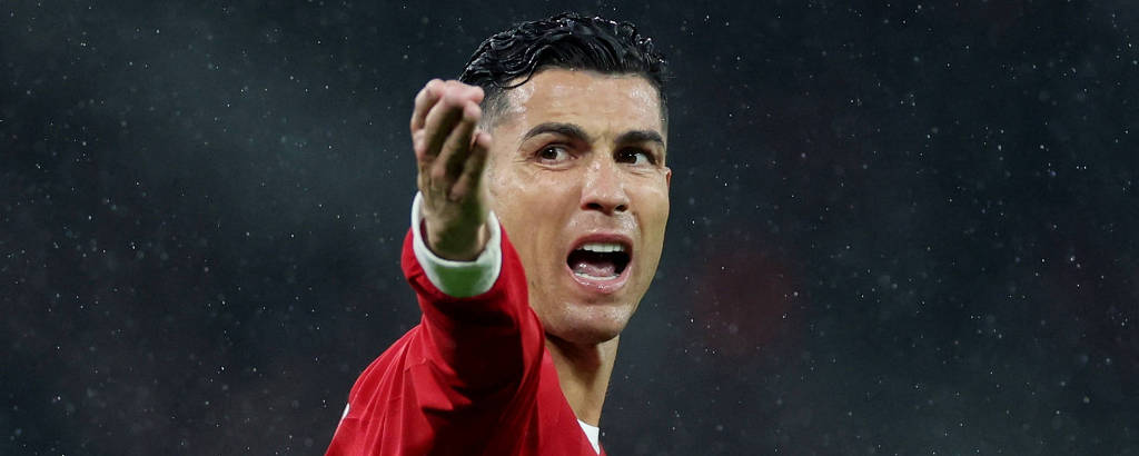 Com o braço direito estendido e vestindo camisa vermelha, o português Cristiano Ronaldo, do Manchester United, reclama durante partida contra o Brentford no Campeonato Inglês