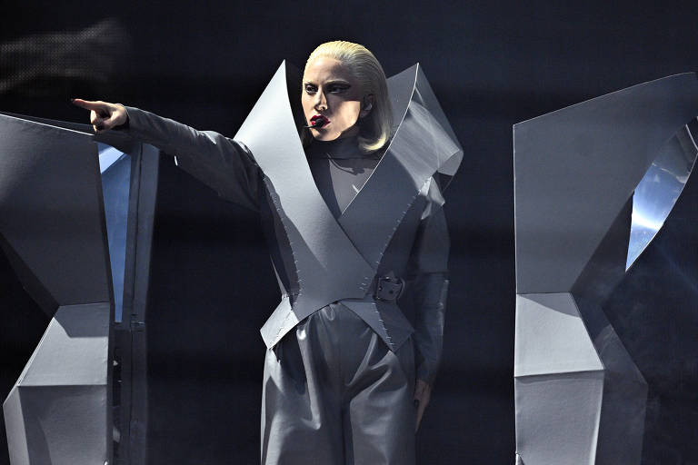 Lady Gaga empilha hits em palco que cospe fogo na turnê de 'Chromatica'