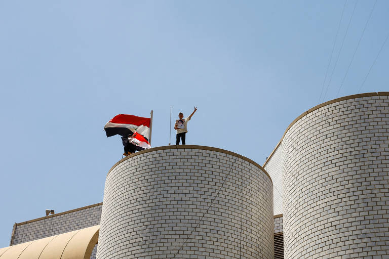 Manifestantes invadem Parlamento do Iraque, em julho