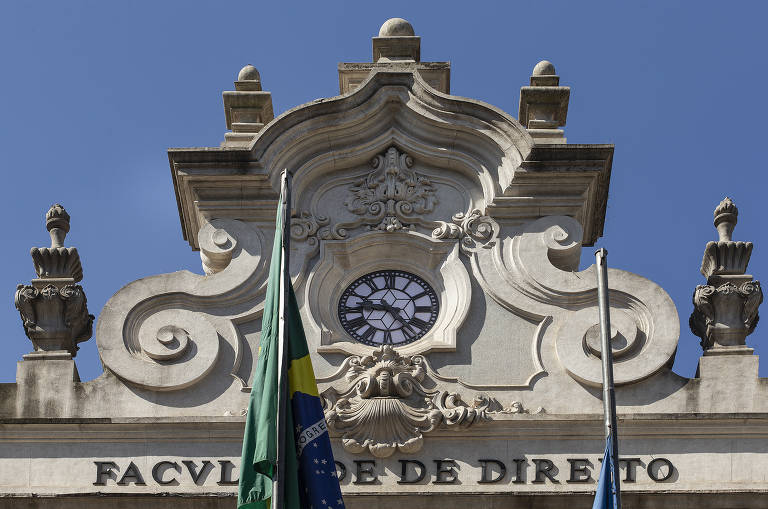 O primeiro deles, cujo conteúdo e as assinaturas foram publicados no site da instituição nesta terça-feira (26), surgiu espontaneamente por iniciativa de ex-alunos do largo de São Francisco e remete à famosa Carta aos Brasileiros de 1977