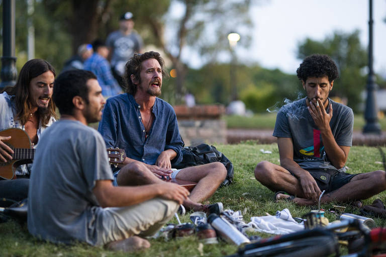 A crítica mais comum de usuários que compram a droga em farmácias é a de que a maconha oferecida nesses estabelecimentos tem pouco THC o elemento psicoativo que provoca alterações na percepção e pode modificar os estados de ânimo não pode exceder 9% da composição do produto