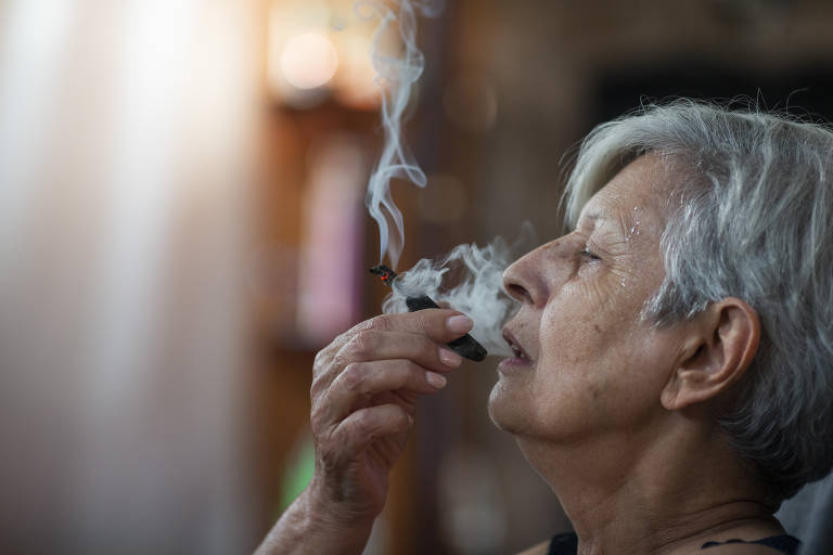 A ativista Alicia Castilla fuma maconha em sua casa na praia de El Fortín, em 2020