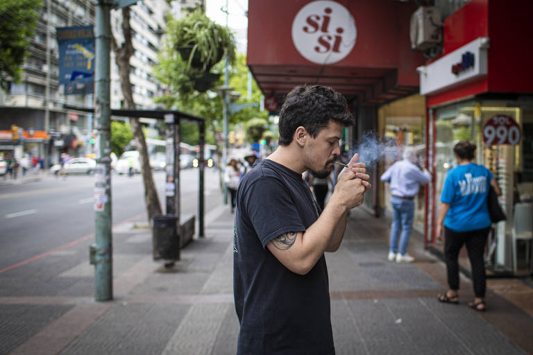 A legislação permite que apenas empresas com licenças obtidas junto ao Estado cultivem maconha para a produção de remédios, roupas e cosméticos; há empresas americanas, canadenses e espanholas instaladas no país com essa finalidade