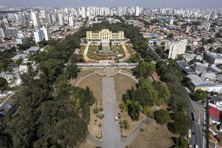 Vista aérea do Museu do Ipiranga (ao fundo),o Jardim Francês e o Parque da Independência, separados pela rua dos Patriotas, na zona sul de São Paulo