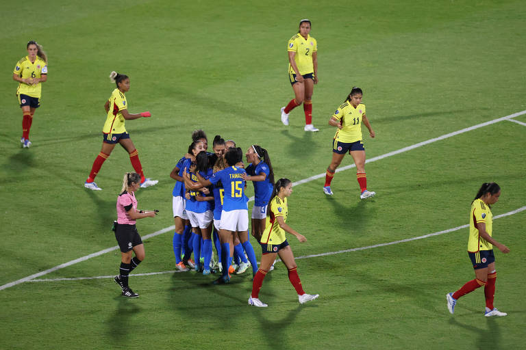 Jogadoras brasileiras comemoram o gol de Debinha, no fim do primeiro tempo 