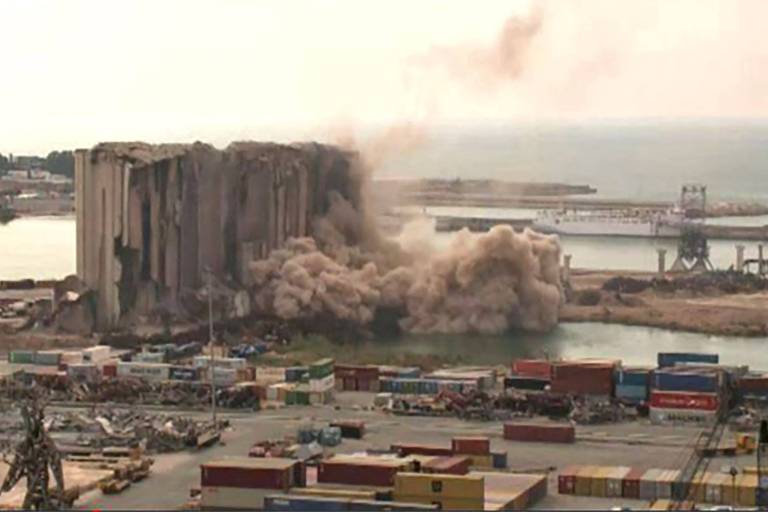 Depósitos desabam no porto de Beirute 2 anos após explosão; veja vídeo