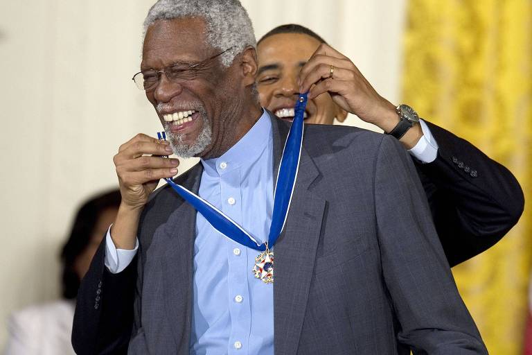 Bill Russell recebendo a Medalha da Liberdade do então presidente dos EUA, Barack Obama, em 2010