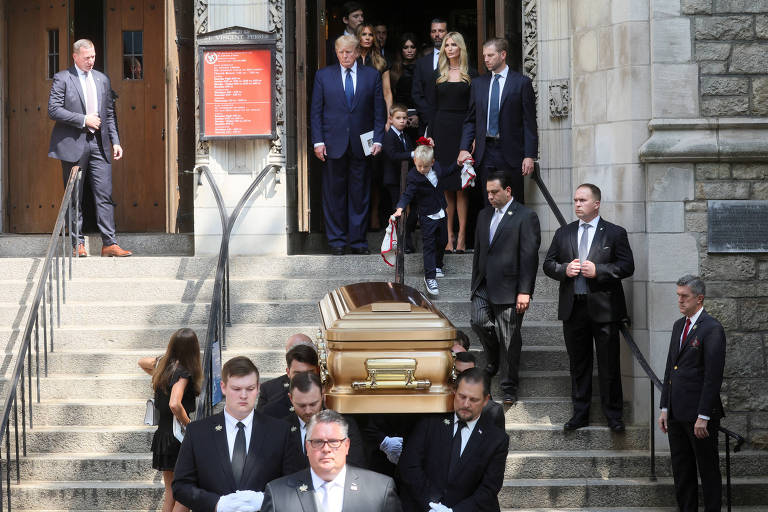 Ex-presidente dos EUA Donald Trump, sua esposa Melania, seu filho Eric e sua filha Ivanka deixam a Igreja St. Vincent Ferrer, durante o funeral de Ivana, primeira esposa de Trump, em Nova York
