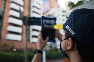 Pesquisador do IBGE faz atividade preliminar do Censo em rua do Itaim Bibi