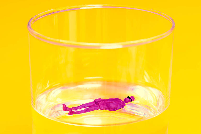 Ilustração realista de copo de água em um fundo amarelo. No copo, translúcido, um corpo cor de rosa boiando