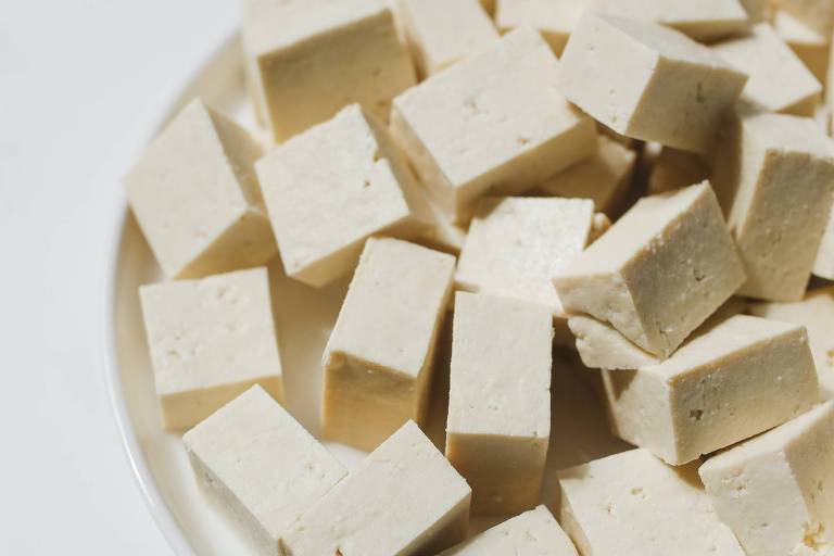 Cubos de tofu no prato