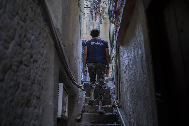 Recenseador percorre favela da Rocinha, no Rio; entrevistas do Censo devem ir até outubro no Brasil

