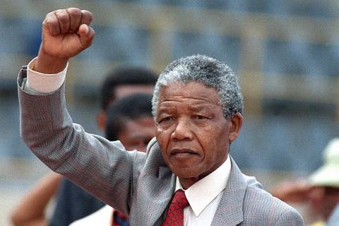 (FILES) -- A file photo taken on February 25, 1990 shows anti-apartheid leader and African National Congress (ANC) member Nelson Mandela raising a  clenched fist as he arrives to address mass rally, a few days after his release from jail, in the conservative Afrikaaner town of Bloemfontein, where ANC was formed 75 years ago.    AFP PHOTO / TREVOR SAMSON ORG XMIT: DOC05