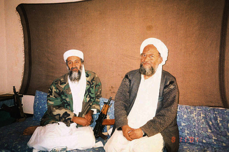 Osama bin Laden ao lado de seu número 2, o egípcio Ayman al-Zawahiri, durante entrevista com um jornalista paquistanês, em novembro de 2001