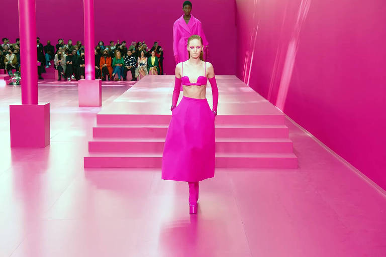 Conheça a barbiecore, moda inspirada na cor da Barbie - 01/08/2022