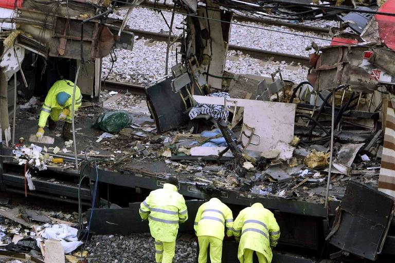 Destroços de trem próximo à estação de Atocha, em Madri, alvo de atentado da Al Qaeda em 2004