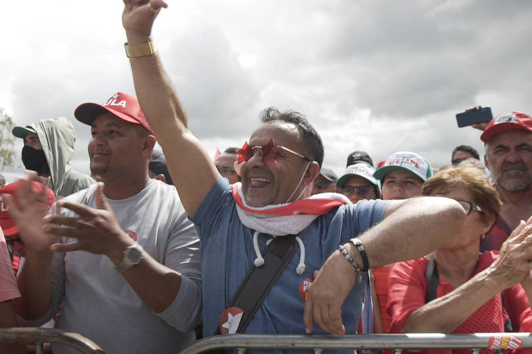 Apoiadores de Lula em ato com a presença do ex-presidente em Garanhuns