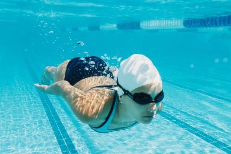 A natação libera endorfina, substância que aumenta nossa sensação de prazer e felicidade