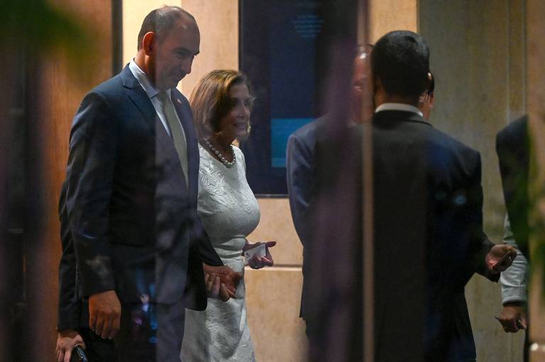 Nancy Pelosi deixa o hotel após recepção organizada pela Câmara Americana de Comércio em Singapura