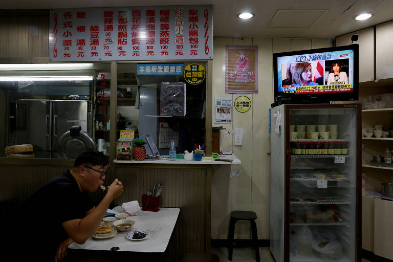 Televisão em restaurante de Taipé, Taiwan, transmite notícias sobre a visita à ilha pela presidente da Câmara dos Representantes dos EUA, Nancy Pelosi