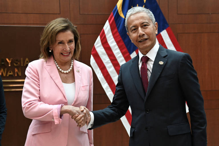 A presidente da Câmara dos Representantes dos EUA, Nancy Pelosi, cumprimenta o porta-voz do parlamento da Malásia Azhar Azizan, em Kuala Lumpur, capital malaia