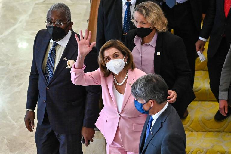 Nancy Pelosi acena ao deixar a casa do parlamento da Malásia, em Kuala Lumpur
