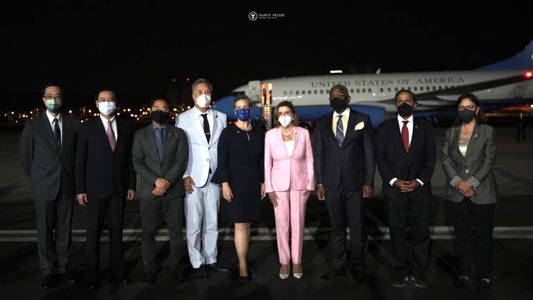 Nancy Pelosi (centro) é recebida por comitiva no aeroporto de Taipé, em Taiwan