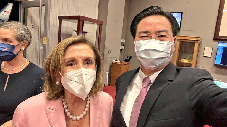 A presidente da Câmara dos EUA, Nancy Pelosi, posa para foto com o ministro das Relações Exteriores de Taiwan, Joseph Wu, ao chegar ao aeroporto de Taipé, em Taiwan