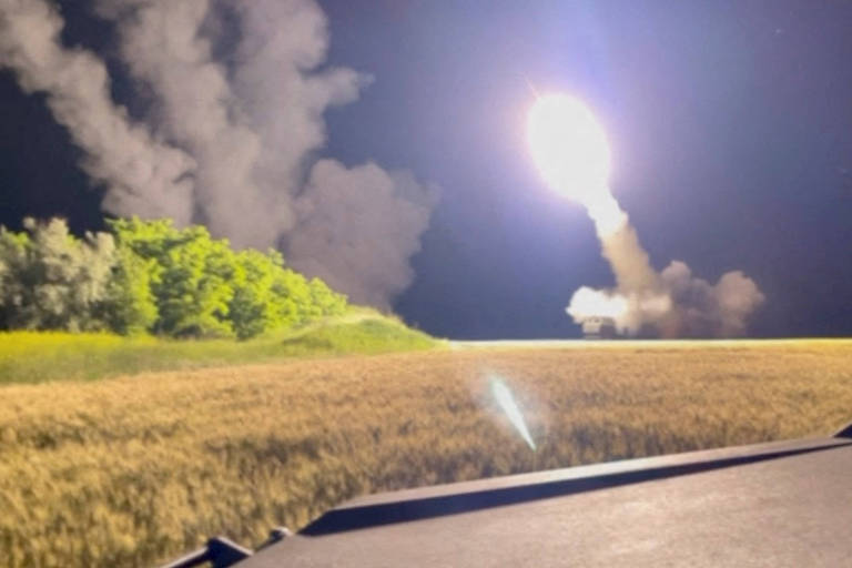 Cena de vídeo mostra o lançamento de foguetes de um M142 Himars em lugar descohecido na Ucrânia
