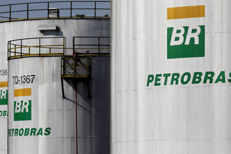 Logo da Petrobras em tanques de combustíveis na refinaria de Paulínia (SP)