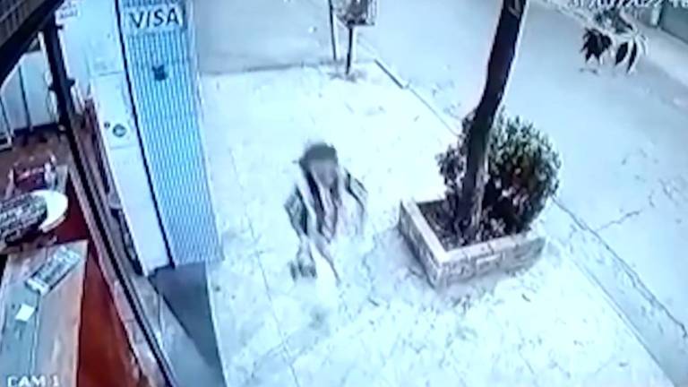 Imagem de câmera de segurança mostra Barbara Victoria correndo na calçada