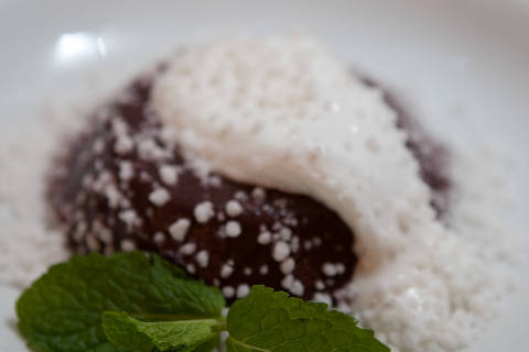 SAO PAUO, SP, BRASIL, 15-06-2010, 11h00: materia sobre festivais de cozinha. Na foto MOUSSE DE ACAI COM MAXIMELA E FARINHA DE TAPIOCA do restaurante Mercearia do Conde, em Pinheiros. (Foto: Leticia Moreira/ Folhapress/ILUSTRADA/ GASTRONOMIA) ***EXCLUSIVO FOLHA***