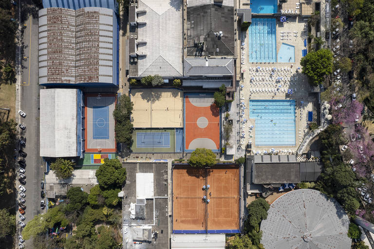 Vista aérea do Clube Circulo Militar que fica entre o parque do Ibirapuera e a praça Carlos Gardel. Por questões de uso irregular do terreno e dívidas, o clube poderá ter que devolver a área ao poder público