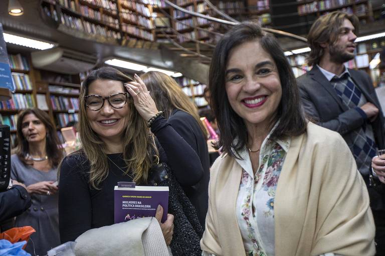 Lu Alckmin (dir.) e Janja durante lançamento de livro em São Paulo
