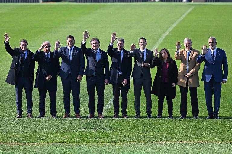Autoridades de Argentina, Uruguai, Paraguai e Chile durante lançamento de candidatura para a Copa de 2030
