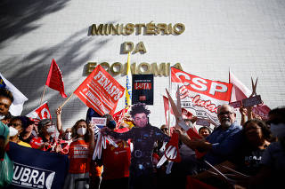 Protest against salary cuts and Bolsonaro's government