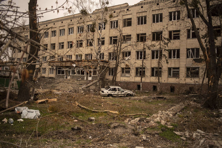 Edifício na cidade de Irpin destruído durante os combates entre as tropas ucranianas e russas no final de março de 2022