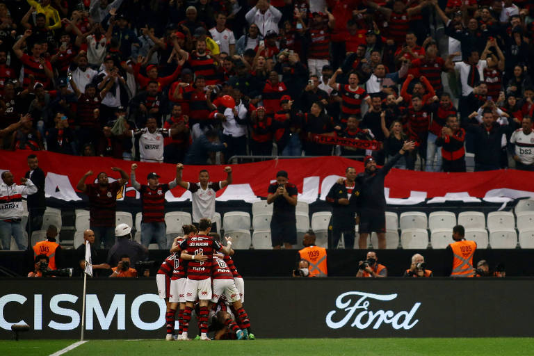 Jogadores do Flamengo comeram gol junto à torcida presente no setor sul da arena corintiana