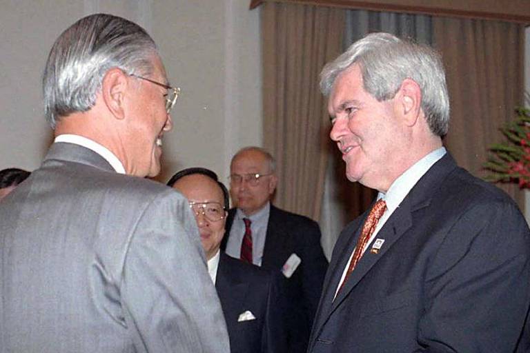 Em 1997, o então presidente da Câmara dos EUA Newt Gingrich cumprimenta o então presidente taiwanês Lee Teng-hui, última ocasião em que uma autoridade dessa nível dos EUA foi à ilha asiática