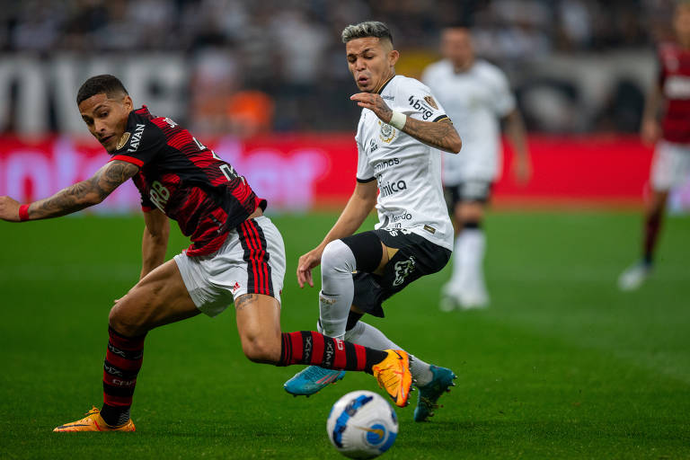 Jogadores do Corinthians e Flamengo disputam a posse de bola.