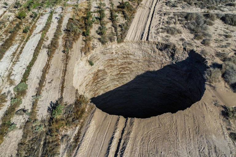 Chile investiga surgimento de cratera de 64 metros na região do Atacama