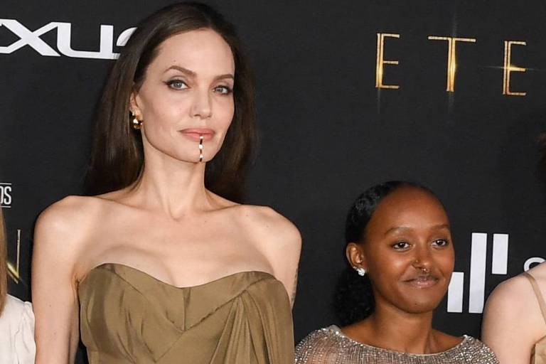 Angelina Jolie dança em comemoração após filha Zahara entrar na faculdade; veja