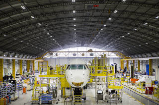***Especial  30 anos de Privatizacoes.: Montagem do  jato  E-175-E 1 no hangar de  da EMBRAER em Sao Jose dos Campos
