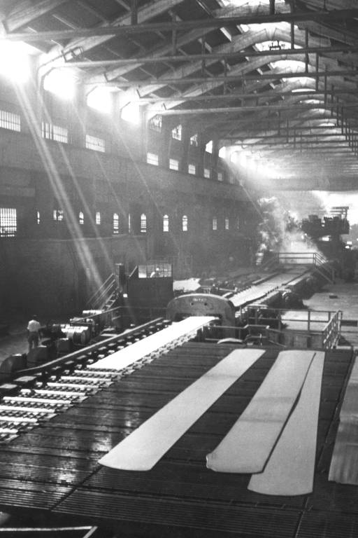 Vista interna das instalações da empresa também em Volta Redonda. A foto foi tirada em julho de 1955