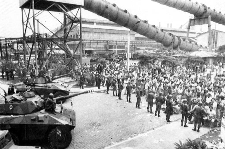 Militares fazem barreira contra os grevistas