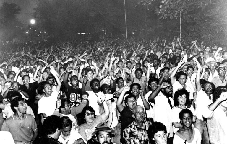 No dia 11 de novembro de 1988, trabalhadores se reuniram em uma assembleia para discutir direitos sindicais. Nela, decidiram entrar greve