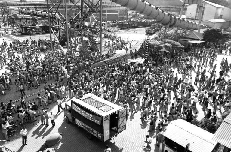 Concentração de metalúrgicos dentro da CSN, em Volta Redonda (RJ), no dia 15 de maio de 1990