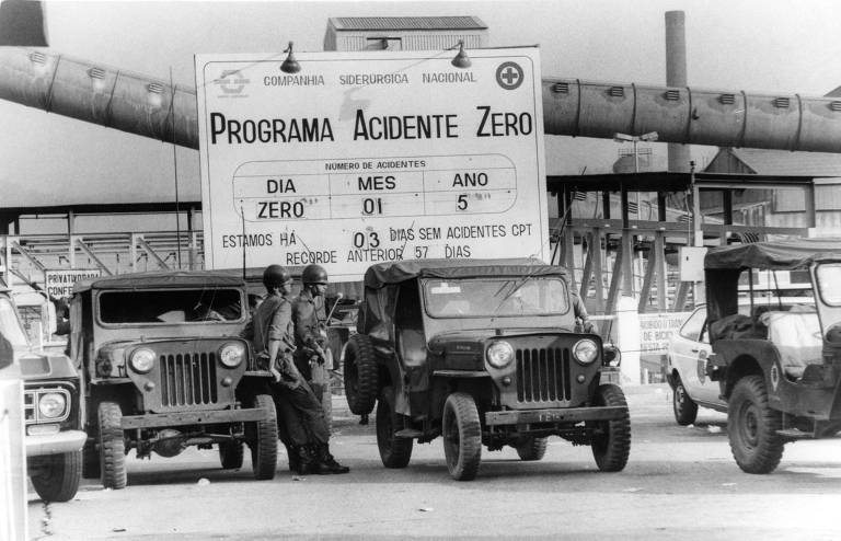 Tratores do exército em frente à CSN, onde funcionários estão em greve